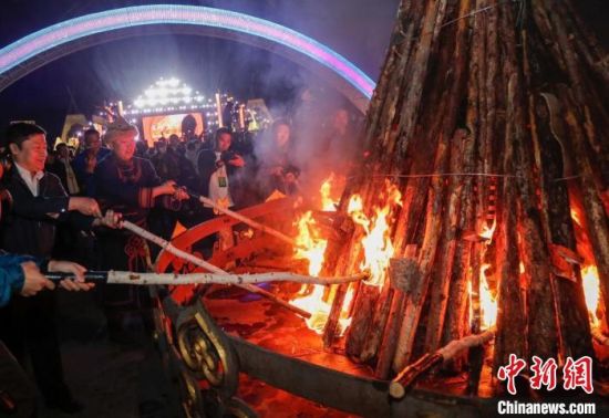6月18日，鄂伦春族篝火节盛大开幕。　中新社记者 张玮 摄